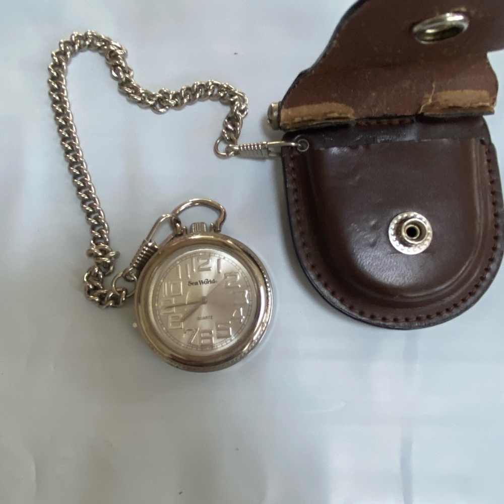 Vintage/Antique Quartz Sea World  Pocket Watch w/Belt Clip Case and Chain 1983
